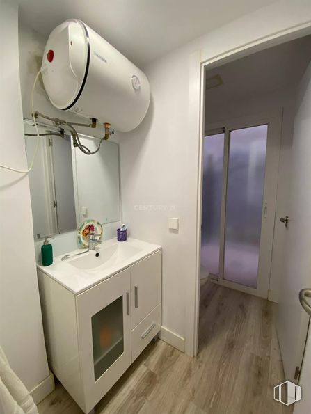 Local en alquiler en Avenida Isabel De Farnesio, Boadilla del Monte, Madrid, 28660 con mueble de baño, ebanistería, interiorismo, accesorio, madera, edificio, suelos, equipamiento médico, máquina y servicio alrededor