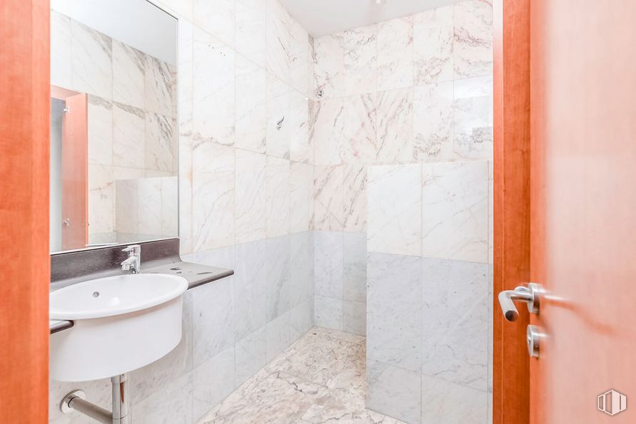 Local en venta en Paseo Estación, Ciempozuelos, Madrid, 28350 con fregadero, accesorio de plomería, propiedad, grifo, baño, lavabo del baño, suelo, accesorio, piso y madera alrededor