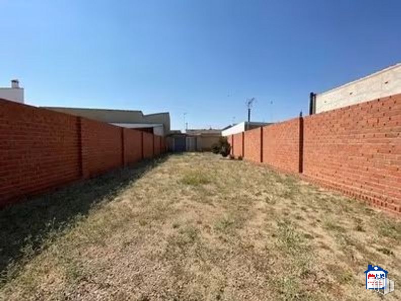 Land for sale at Zona Muletera, Sonseca, Toledo, 45100 with building, sky, brick, brickwork, plant, landscape, residential area, plain, asphalt and grassland around