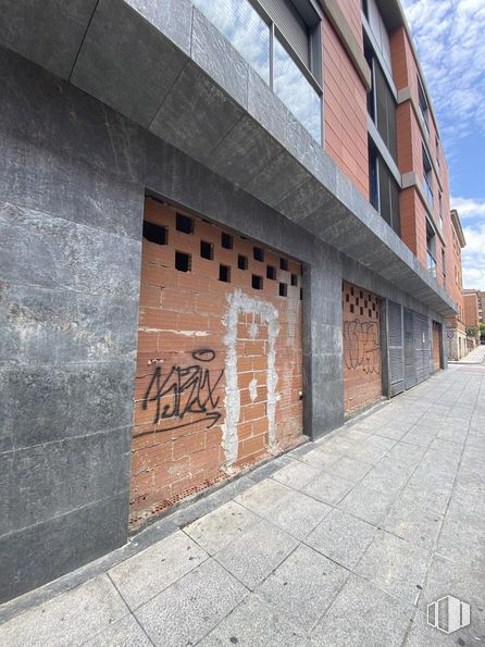 Local en alquiler en Paseo Doctor Fernández Iparraguirre, Guadalajara, 19001 con edificio, ventana, superficie de la carretera, madera, albañilería, nube, ladrillo, cielo, pared y asfalto alrededor