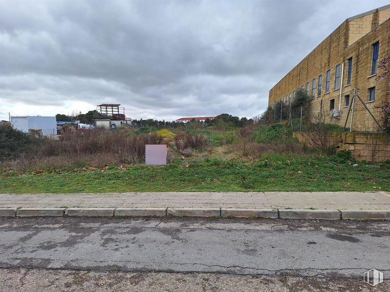 Suelo en venta en Zona industrial, Valdeolmos-Alalpardo, Madrid, 28130 con edificio, nube, cielo, planta, superficie de la carretera, asfalto, lote de terreno, ventana, hierba y paisaje alrededor