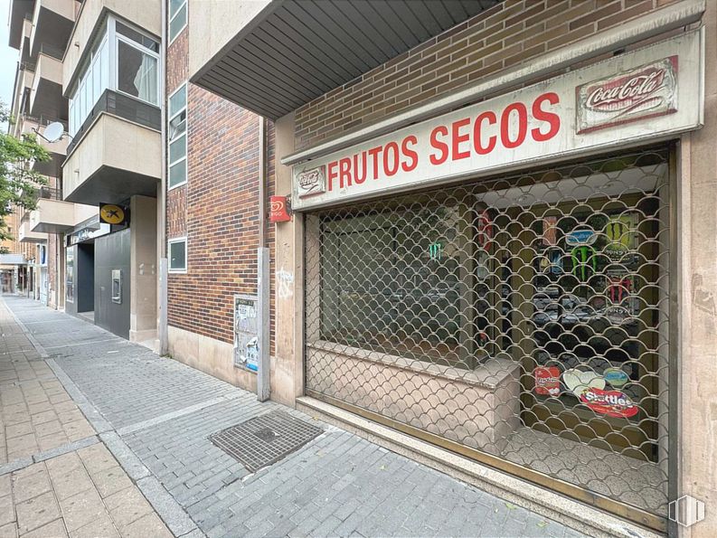 Retail for rent at Paseo Estación, Ávila, 05001 with building, facade, brick, road surface, asphalt, font, brickwork, sidewalk, window and city around