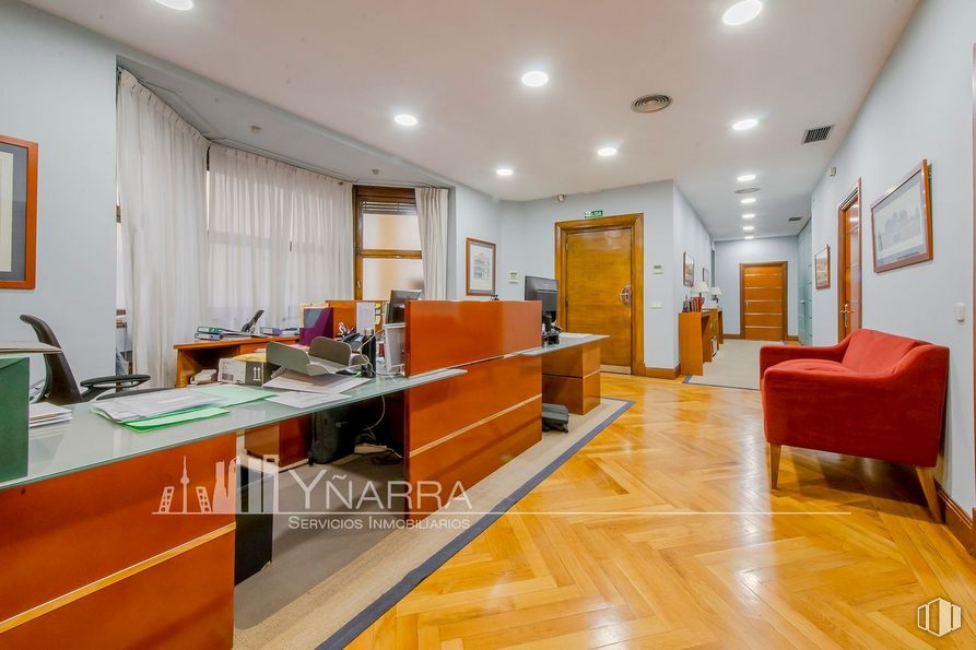 Oficina en venta en Calle Velázquez, Salamanca, Madrid, 28006 con puerta, ebanistería, mueble, encimera, marco, edificio, interiorismo, madera, cajonera y naranja alrededor