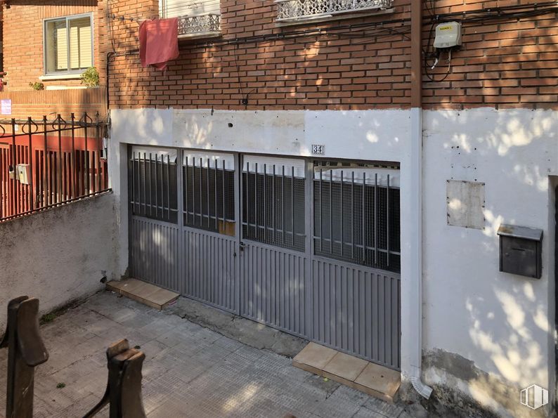 Retail for sale at Zona centro, Soto del Real, Madrid, 28791 with window, building, wood, road surface, brickwork, building material, brick, neighbourhood, composite material and gas around