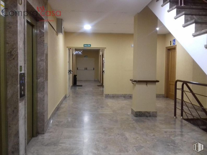 Office for sale & for rent at Paseo Ezequiel González, Segovia, 40002 with fixture, interior design, hall, wood, floor, building, flooring, house, tile flooring and real estate around