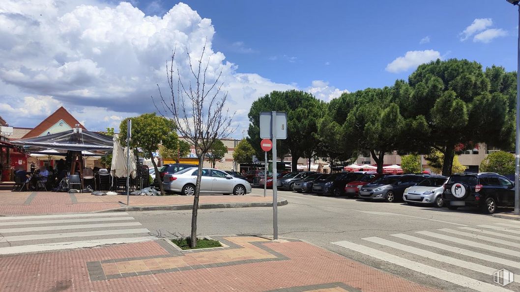 Local en venta en Calle Molino Viento, Colmenar Viejo, Madrid, 28770 con coche, nube, rueda, vehículo terrestre, cielo, durante el día, neumático, vehículo, planta y infraestructura alrededor