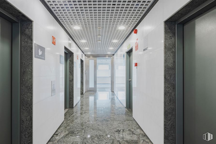 Oficina en alquiler en Edificio Cadagua, Paseo Castellana, 93, Tetuán, Madrid, 28046 con accesorio, entrada, diseño de interiores, suelo, piso, edificio, vidrio, techo, mediante y arte alrededor