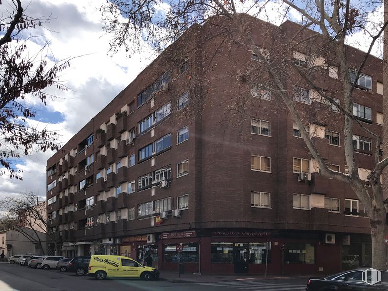 Local en alquiler en Zona Juan de Austria, Alcalá de Henares, Madrid, 28805 con coche, edificio, camioneta, cielo, nube, neumático, rueda, día, propiedad y ventana alrededor