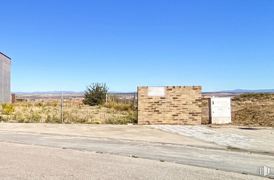 Land for sale at Calle Metal-Albollaque, 16, Chiloeches, Guadalajara, 19160 with building, sky, ecoregion, plant, azure, road surface, land lot, asphalt, landscape and horizon around