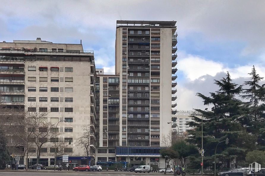 Oficina en alquiler en Paseo Castellana, Chamartín, Madrid, 28046 con edificio, nube, cielo, día, ventana, bloque de torre, árbol, planta, alumbrado y diseño urbano alrededor