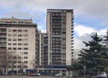 Office for rent at Paseo Castellana, Chamartín, Madrid, 28046 with building, cloud, sky, daytime, window, tower block, tree, plant, lighting and urban design around