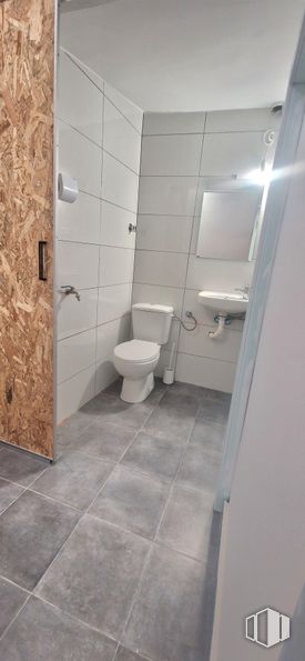 Retail for rent at Avenida Palomeras, Puente de Vallecas, Madrid, 28038 with toilet, toilet seat, building, plumbing fixture, bathroom, fixture, purple, paper towel holder, floor and wall around