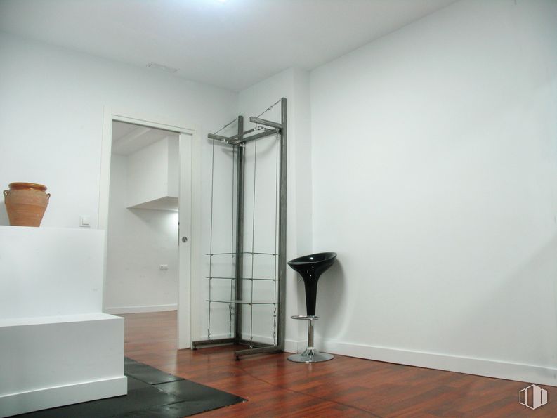 Local en venta en Calle Gandía, 3, Retiro, Madrid, 28007 con taburete, madera, edificio, casa, diseño de interiores, suelo, piso, comodidad, pared y pasillo alrededor