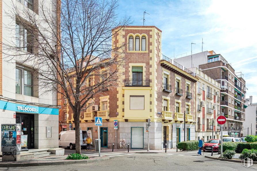 Local en alquiler en Calle Pilar de Zaragoza, Salamanca, Madrid, 28028 con edificio, ventana, cielo, planta, nube, diseño urbano, condominio, árbol, vía pública y zona residencial alrededor