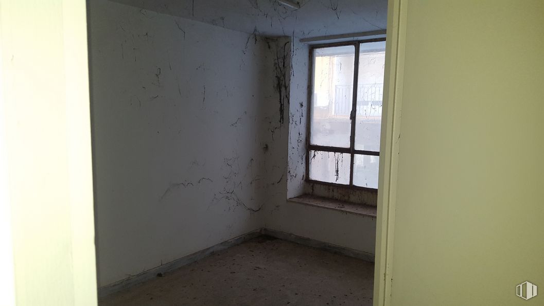 Retail for sale at Calle General Cuesta, 6, Talavera de la Reina, Toledo, 45600 with window, fixture, wood, floor, composite material, flooring, ceiling, paint, plaster and glass around