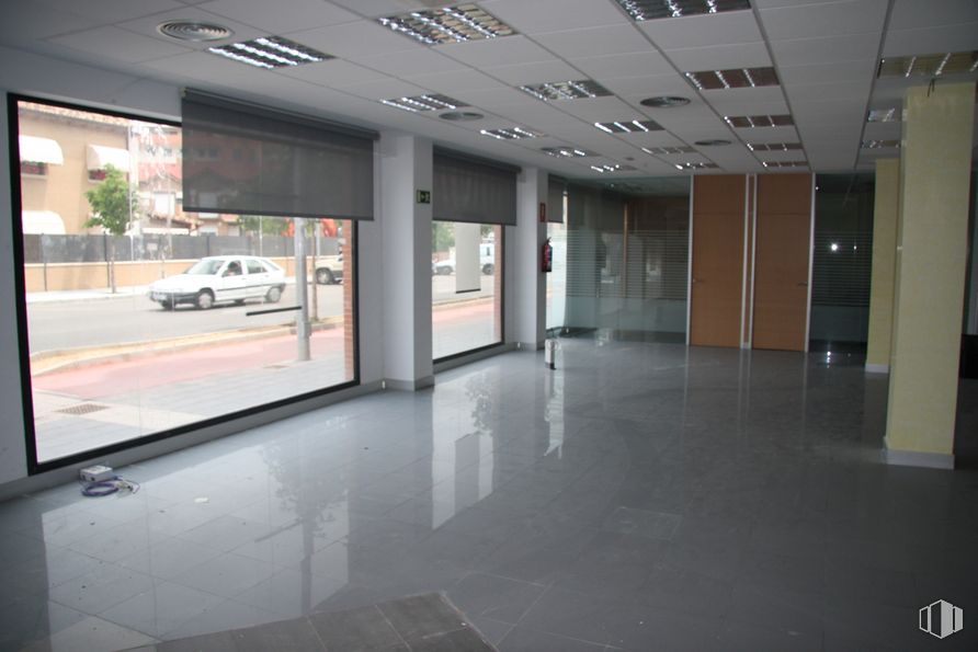 Retail for rent at Avenida Meco, s/n, Azuqueca de Henares, Guadalajara, 28805 with car, property, building, fixture, tire, plant, wheel, architecture, floor and vehicle around