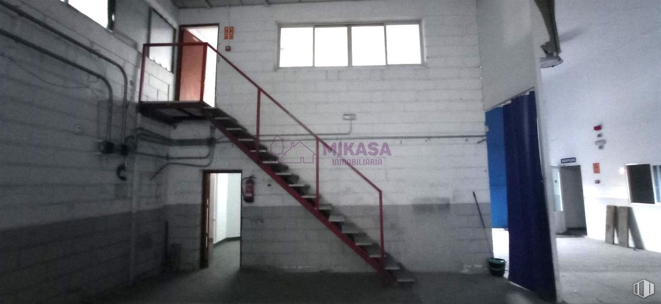 Industrial for sale at Calle Cámara de la Industria, Móstoles, Madrid, 28938 with window, floor, building material, stairs, paint, daylighting and plaster around