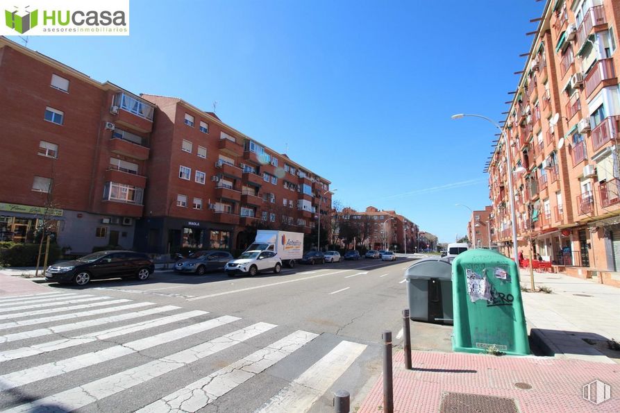 Retail for sale at Calle Río Alberche, Toledo, 45007 with building, sky, window, street light, infrastructure, road surface, asphalt, car, urban design and waste container around