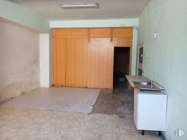 Local en venta en Avenida Portugal, 11, Móstoles, Madrid, 28931 con puerta, lámpara, ebanistería, accesorio, suelos, suelo, madera, edificio, techo y madera dura alrededor