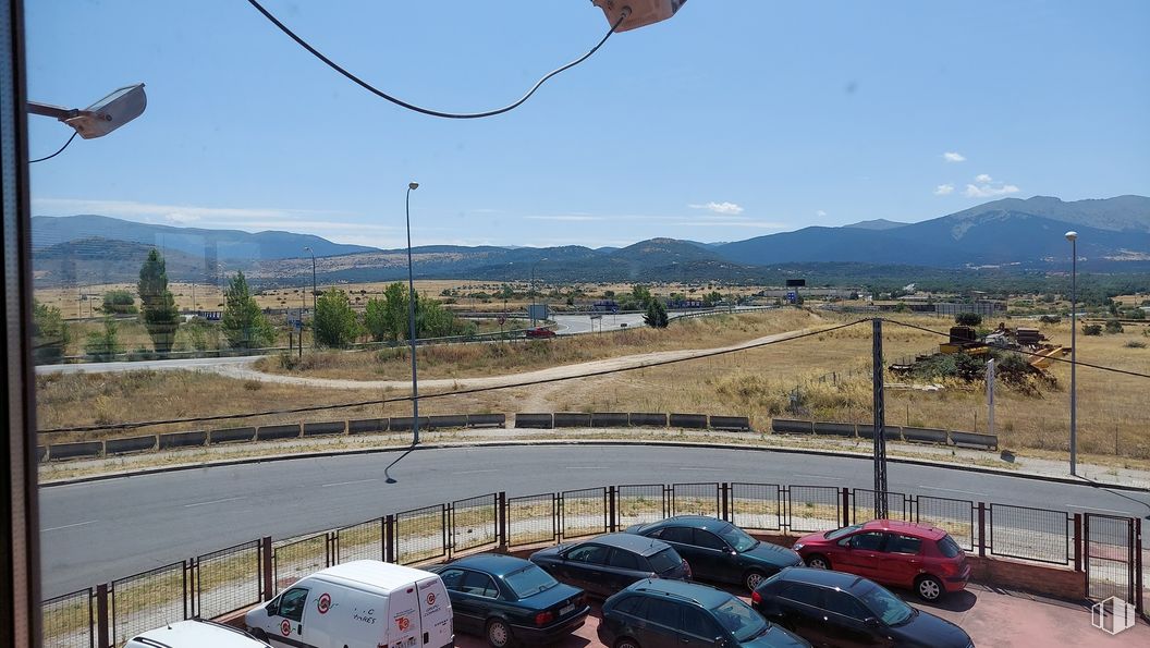 Office for rent at Calle Gremio de los Canteros, 2, Segovia, 40195 with car, toy vehicle, sky, tire, mountain, wheel, vehicle, cloud, vehicle registration plate and infrastructure around