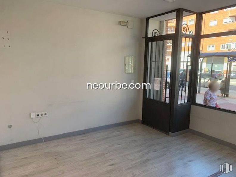 Retail for rent at Calle Agustín Rodríguez Sahagún, Ávila, 05003 with person, fixture, wood, flooring, wall, building, door, hardwood, ceiling and paint around