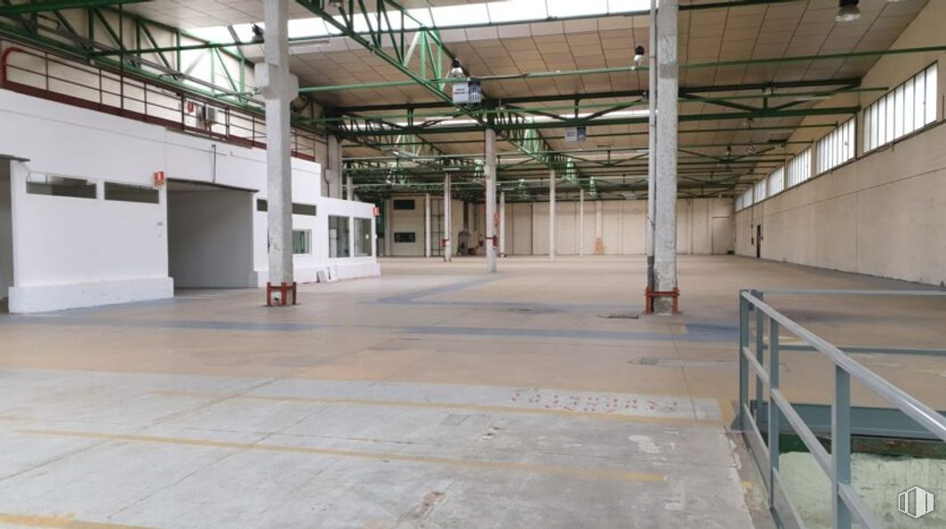 Nave en venta en Zona Industrial Getafe, Getafe, Madrid, 28906 con hall, suelo, suelos, techo, edificio, material de construcción, hormigón, haz, madera y aparcamiento alrededor