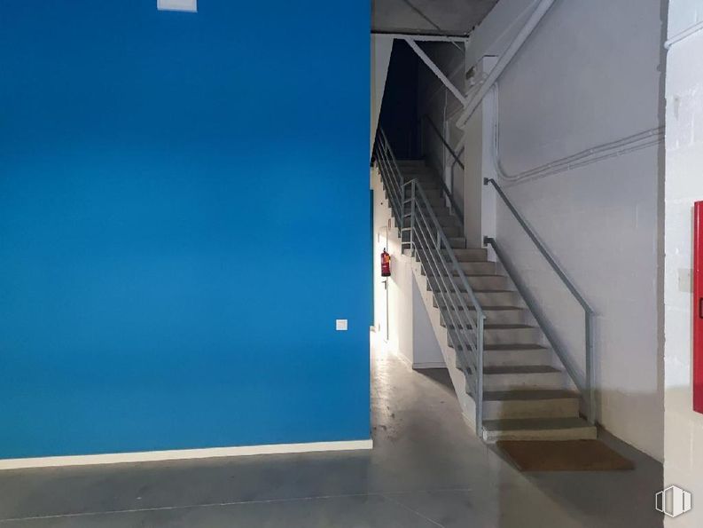 Industrial for sale at Calle Laguna del Marquesado, 36, Villaverde, Madrid, 28021 with blue, flooring, floor, composite material, ceiling, paint, building material, cleanliness, daylighting and plaster around