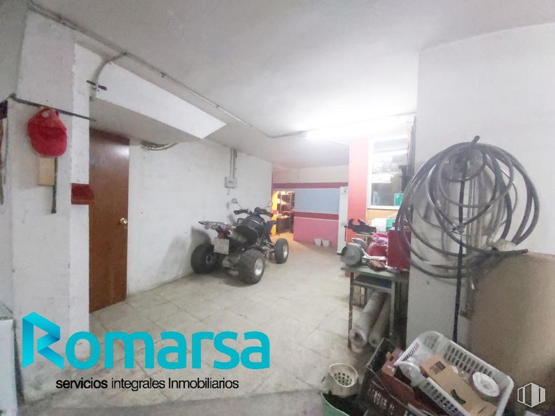 Industrial for sale at Calle Doctor Jesús Galán, Ávila, 05003 with packaged goods, tire, wheel, floor, automotive tire, flooring, gas, fixture, vehicle and machine around