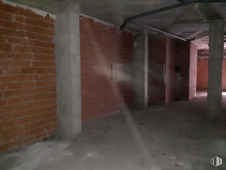 Retail for sale at Calle Fuenlabrada, Carabanchel, Madrid, 28019 with wood, brickwork, brick, building material, material property, composite material, flooring, concrete, gas and tints and shades around