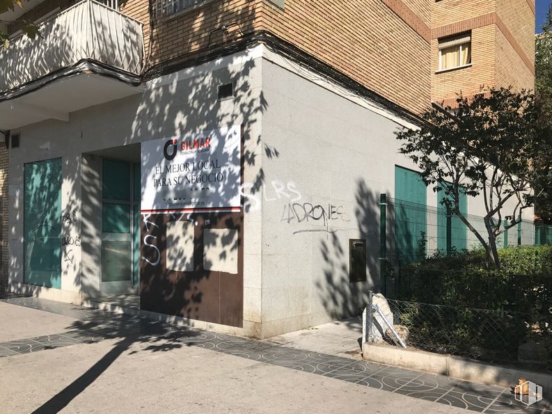 Retail for rent at Avenida de Portugal, Móstoles, Madrid, 28933 with building, plant, window, asphalt, neighbourhood, road surface, art, graffiti, residential area and facade around