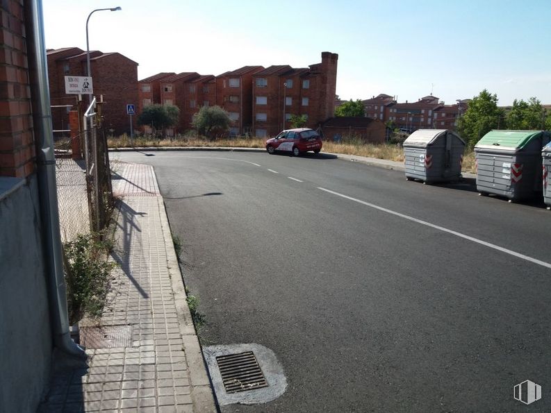 Land for sale at Polígono Industrial El Cerro, Segovia, 40006 with sky, plant, building, property, vehicle, car, road surface, infrastructure, asphalt and motor vehicle around