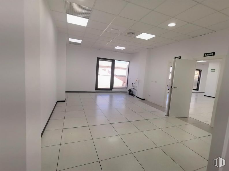 Office for rent at Edificio 1B (22-B), Polígono Industrial Vallecas, Villa de Vallecas, Madrid, 28031 with door, window, light fixture, lighting, floor, flooring, ceiling, interior design, composite material and glass around