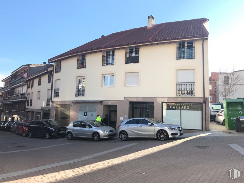 Retail for sale & for rent at Calle Mayor, 42, Valdilecha, Madrid, 28511 with car, building, window, wheel, sky, land vehicle, vehicle, tire, house and automotive exterior around