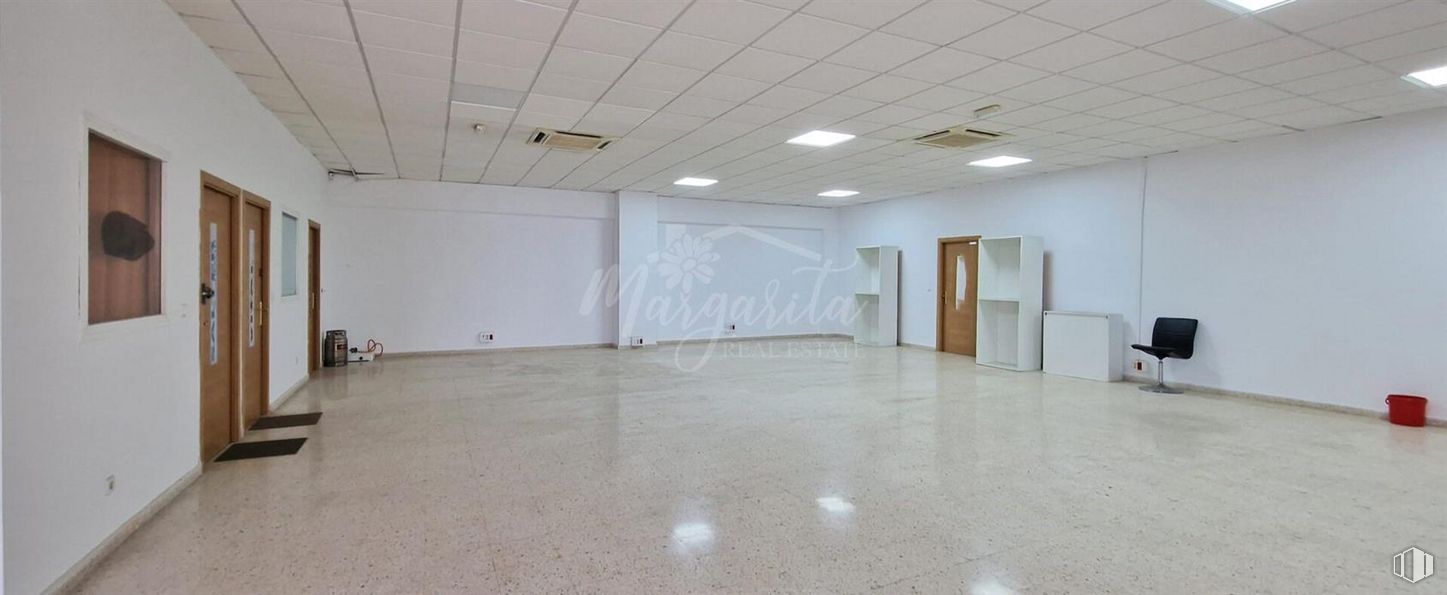 Nave en venta en Calle Polo Sur, Torrejón de Ardoz, Madrid, 28850 con accesorio, suelos, hall, techo, evento, edificio, vidrio, puerta, iluminación natural y material de construcción alrededor