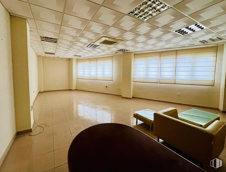 Industrial for sale & for rent at Polígono Industrial Los Olivos, Getafe, Madrid, 28906 with window, furniture, light fixture, window blind, flooring, floor, ceiling, interior design, lighting and hall around