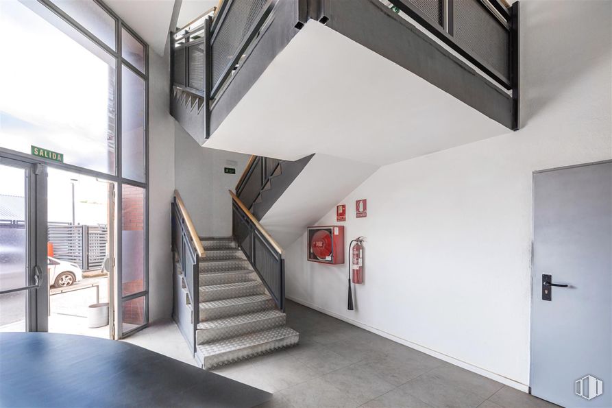 Oficina en alquiler y venta en Calle San Julián, 1, Alcobendas, Madrid, 28100 con puerta, edificio, accesorio, escaleras, interiorismo, suelo, pared, hall, madera y suelos alrededor