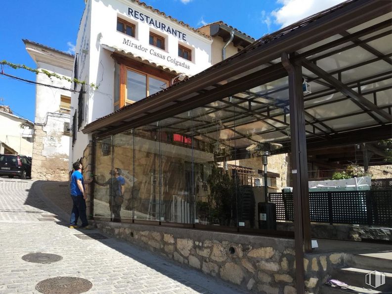 Retail for rent at Barrio del Castillo, Cuenca, 16001 with person, building, sky, cloud, window, urban design, road surface, facade, shade and city around