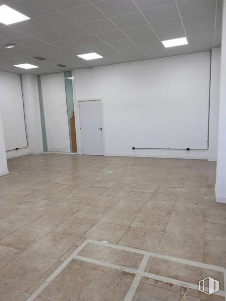 Retail for rent at Centro Comercial Los Artos, Calle César Manrique, 2A, Rivas-Vaciamadrid, Madrid, 28529 with door, wood, building, fixture, flooring, floor, material property, hall, ceiling and composite material around