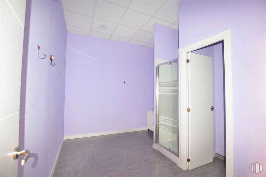 Local en venta en Paseo Capa Negra, Rivas-Vaciamadrid, Madrid, 28529 con alumbrado, edificio, propiedad, puerta, accesorio, casa, morado, suelos, suelo y pared alrededor