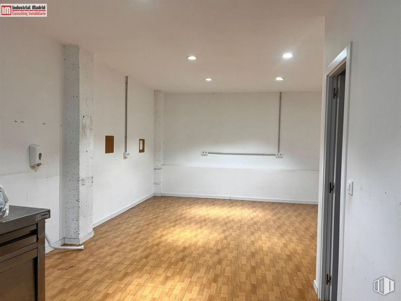 Local en alquiler y venta en Avenida Atenas, Arganda del Rey, Madrid, 28500 con ebanistería, alumbrado, propiedad, accesorio, madera, puerta, tinte para madera, hall, suelos y suelo alrededor