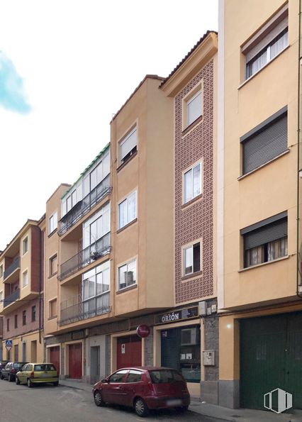 Local en venta en Zona Avenida de la Constitución, Segovia, 40005 con coche, edificio, ventana, cielo, rueda, neumático, propiedad, vehículo, nube y diseño urbano alrededor