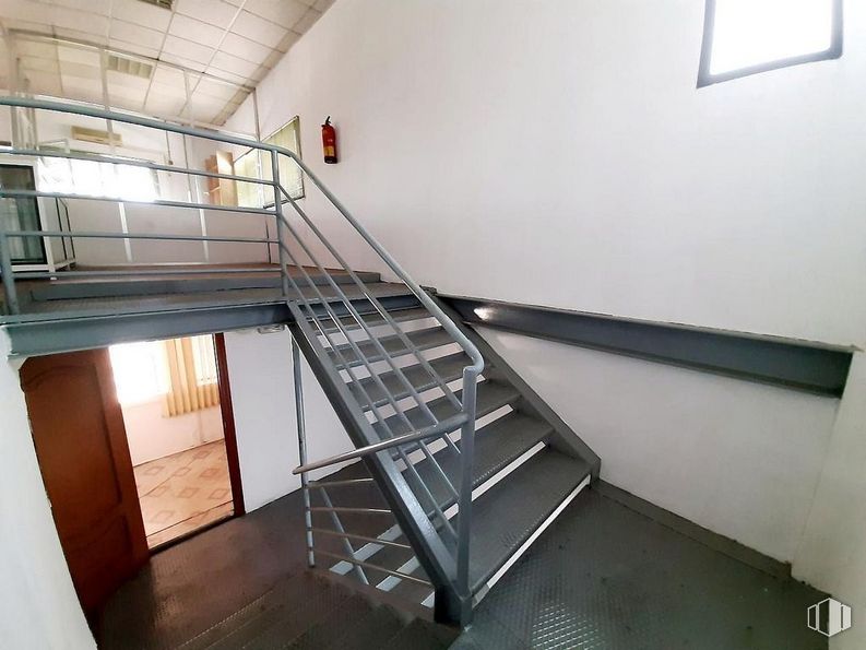 Oficina en alquiler en  Polígono Industrial El Palomo. , Fuenlabrada, Madrid, 28946 con escaleras, accesorio, madera, edificio, casa, material compuesto, vidrio, balaustre, piso y pretil alrededor