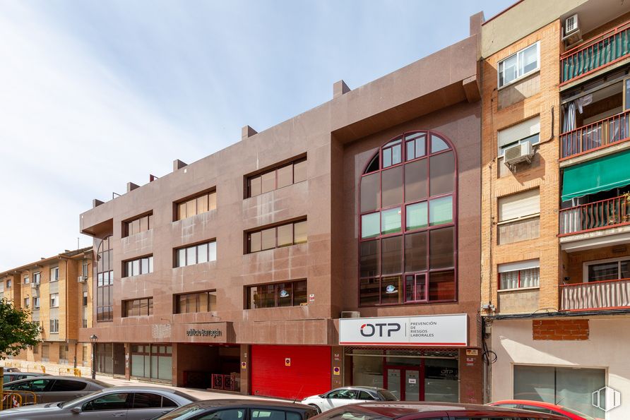 Oficina en alquiler y venta en Edificio Barragán, Calle Ronda Poniente, 7, Torrejón de Ardoz, Madrid, 28850 con edificio, ventana, cielo, diseño urbano, accesorio, vecindario, condominio, espacio publico, propiedad material y edificio comercial alrededor