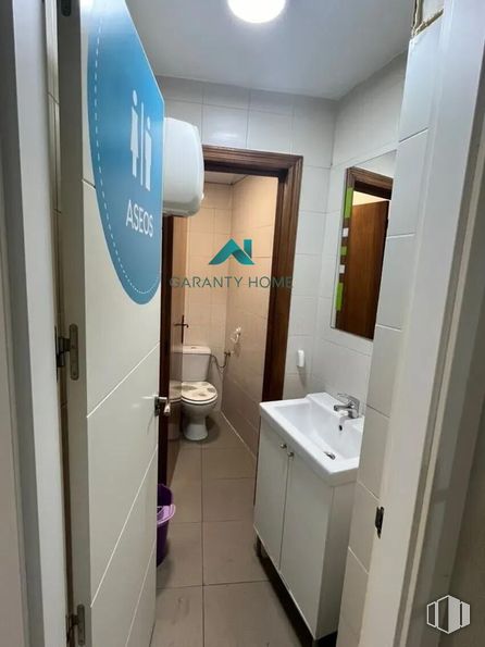 Oficina en alquiler en Zona centro, Valdemoro, Madrid, 28340 con inodoro, mueble de baño, ebanistería, espejo, propiedad, fregadero, edificio, lavabo, accesorio y interiorismo alrededor