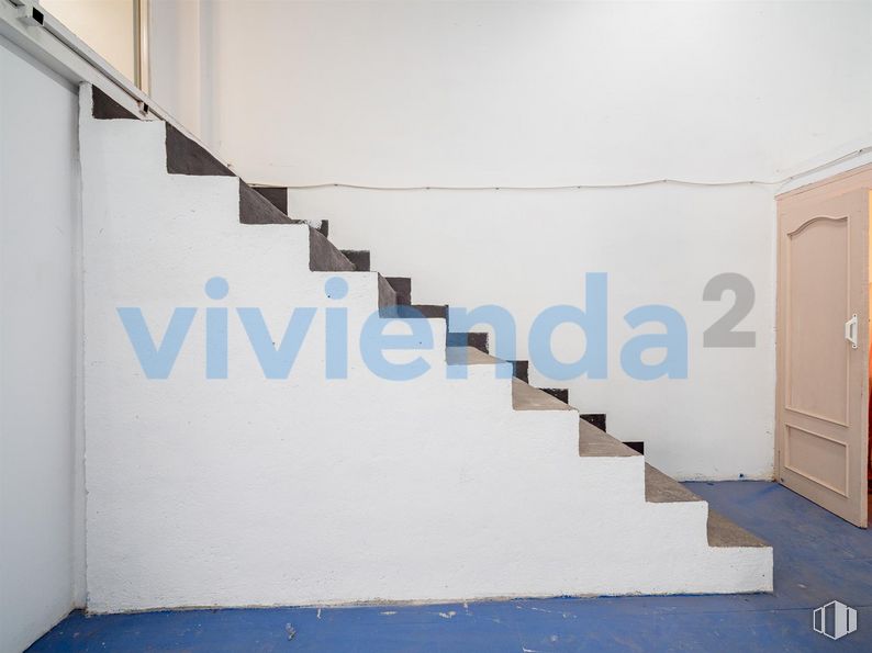 Local en venta en Calle San Fidel, Ciudad Lineal, Madrid, 28017 con puerta, azul, pintura, suelo, escaleras, rectángulo, fuente, suelos, madera y gas alrededor