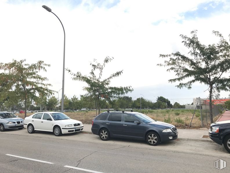 Suelo en venta en Calle Playa de Riazor, Barajas, Madrid, 28042 con coche, luz de la calle, rueda, luz de estacionamiento, neumático, vehículo terrestre, nube, vehículo, cielo y planta alrededor