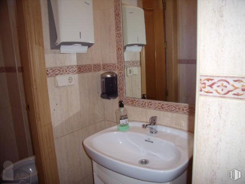 Local en venta en Zona Canillejas, San Blas - Canillejas, Madrid, 28022 con fregadero, secador de manos, espejo, marrón, grifo, accesorio de plomería, propiedad, lavabo de baño, baño y púrpura alrededor