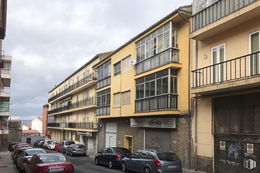 Retail for sale & for rent at Calle Fray Luis de San José, 4, Ávila, 05005 with car, building, window, tire, automotive parking light, land vehicle, wheel, cloud, vehicle and sky around