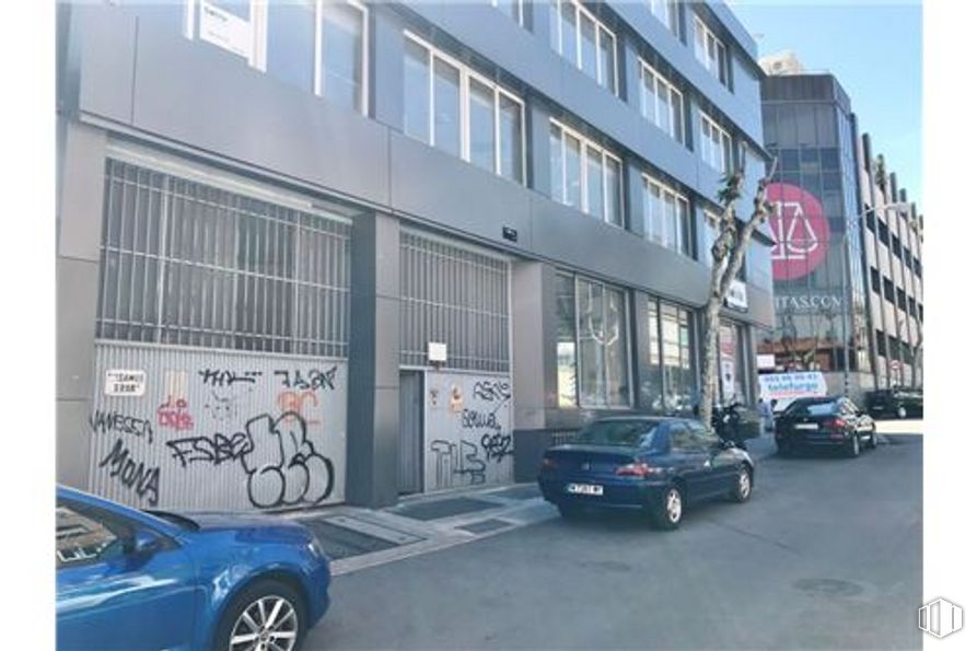 Local en alquiler y venta en Avenida Leopoldo Calvo - Sotelo Bustelo, 10, Pozuelo de Alarcón, Madrid, 28224 con coche, edificio, rueda, luz de estacionamiento automotriz, neumático, vehículo terrestre, vehículo, propiedad, ventana y vehículo motorizado alrededor