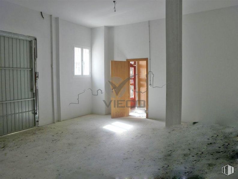 Retail for rent at Calle Santiago López, Cuenca, 16004 with window, door, building, fixture, wood, hall, floor, flooring, ceiling and hardwood around